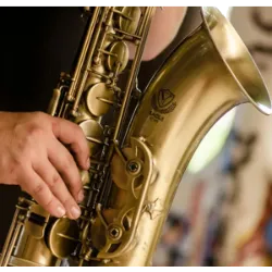 6 de noviembre Día del Saxofón . Esta fecha celebra al saxofón, instrumento 