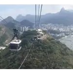 O Pão de Açúcar é um dos mais famosos pontos turísticos do Rio de Janeiro, localizado na Urca, bairro da zona sul da cidade. Trata-se de um complexo de montanhas com vistas panorâmicas deslumbrantes da Baía de Guanabara, da cidade do Rio de Janeiro e das praias adjacentes. O complexo do Pão de Açúcar é composto por dois morros: o Morro da Urca e o próprio Pão de Açúcar. O acesso ao topo é feito por meio de um sistema de teleférico, conhecido como bondinho do Pão de Açúcar, que oferece uma experiência única e emocionante aos visitantes.