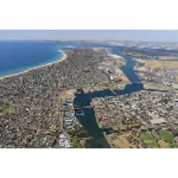 Fotografia Aérea: Constitui um método privilegiado para a observação remota do terreno, destacando-se como uma das fontes mais economicamente viáveis para a atualização cartográfica, a produção de ortofotomapas e a elaboração de modelos tridimensionais do território. Contudo, devido ao notável grau de distorção presente nas fotografias aéreas, é essencial corrigi-las antes de sua utilização. Essas imagens são capturadas a partir de aeronaves e proporcionam visões detalhadas da superfície terrestre.