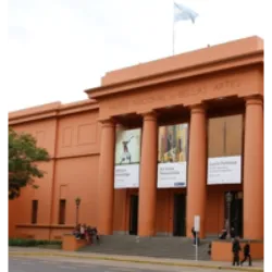 O Museu Nacional de Belas Artes (MNBA) em Buenos Aires, situado na Recoleta, é um museu proeminente de arte latino-americana inaugurado em 1895. Localizado na Casa de Bombas desde 1932, o MNBA abriga mais de 12.000 obras, incluindo trabalhos de artistas renomados como Rembrandt, Rubens, Goya, Monet e Van Gogh. O museu passou por reformas significativas, incluindo a criação de uma sala para a coleção de arte argentina do século XX em 1980. Além disso, uma filial em Neuquén, inaugurada em 2004, expande a presença do MNBA, exibindo tanto obras permanentes quanto exposições temporárias.