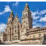 A Catedral de Santiago de Compostela, localizada na cidade de Santiago de Compostela, na região da Galícia, no noroeste da Espanha, é um dos principais destinos de peregrinação cristã do mundo. É considerada o local de descanso final do apóstolo São Tiago, cujos restos mortais são acreditados estar enterrados lá. A história da catedral remonta ao século IX, quando um santuário foi construído para abrigar os supostos restos mortais de São Tiago. Ao longo dos séculos, a estrutura original foi ampliada e reformada várias vezes, resultando em uma mistura de estilos arquitetônicos, incluindo o românico, o gótico e o barroco.