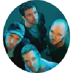 Coldplay é uma banda britânica formada em Londres em 1996. É composta por Chris Martin (vocal, piano e guitarra), Jonny Buckland (guitarra), Guy Berryman (baixo) e Will Champion (bateria, backing vocals e outros instrumentos). O Coldplay ganhou destaque internacional com seu álbum de estreia, "Parachutes" (2000), que incluía hits como "Yellow" e "Trouble". O álbum estabeleceu o som distintivo da banda, caracterizado por letras introspectivas. Em 2002, o Coldplay lançou o álbum "A Rush of Blood to the Head", que foi um sucesso comercial e crítico.Ao longo de sua carreira, o Coldplay lançou uma série de álbuns de sucesso, incluindo "X&Y" (2005), "Viva la Vida or Death and All His Friends" (2008), "Mylo Xyloto" (2011), "Ghost Stories" (2014), "A Head Full of Dreams" (2015) e "Everyday Life" (2019). A música do Coldplay é caracterizada por arranjos elaborados, camadas de instrumentos e letras que exploram temas como amor, esperança, superação e reflexões sobre a vida.