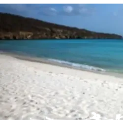 Playa Cas Abao é uma praia privada no noroeste de Curaçao, originada de uma plantação de 1696 que se tornou um resort em 1980. Oferece águas cristalinas, trechos para snorkeling, restaurantes e bares. A praia é bem cuidada, adequada para famílias, com áreas sombreadas e seixos na areia. Um píer ancorado proporciona banhos de sol e fácil acesso à água. Indicada para atividades aquáticas, como snorkeling e mergulho, oferece vistas subaquáticas espetaculares com peixes tropicais, cavalos-marinhos e tartarugas. Peixes-anjo, peixes-papagaio e Muraena também podem ser observados.