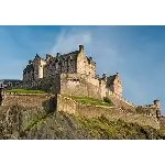 O Edinburgh Castle é um dos castelos mais emblemáticos e importantes da Escócia, localizado no topo de uma colina rochosa no coração de Edimburgo, a capital do país. Com uma história rica e uma localização impressionante, o castelo é uma das principais atrações turísticas da cidade. Acredita-se que o local do castelo tenha sido habitado desde os tempos pré-históricos, mas as estruturas atuais remontam principalmente ao século XII em diante. O castelo foi um importante centro militar, político e histórico ao longo dos séculos, testemunhando diversos eventos significativos.