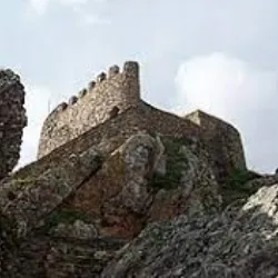 A lenda local conta que D. Garcia, o alcaide do Castelo de Penha Garcia, havia cortejado D. Branca, filha do governador de Monsanto. Em uma noite tempestuosa, D. Garcia a sequestrou da casa de seu pai. O governador ordenou que seus soldados procurassem D. Garcia e fizessem justiça. Após meses de perseguição, D. Garcia foi finalmente capturado nas encostas da serra. Apesar da pena de morte comum na época para tais crimes, o governador, atendendo aos apelos de sua filha, poupou a vida de D. Garcia, mas ordenou a amputação de seu braço esquerdo como punição. Diz a lenda que o fantasma de D. Garcia, o decepado, é avistado em noites de tempestade, vigiando o morro de Monsanto desde as torres de Penha Garcia.