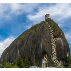 O Peñón de Guatapé, um monólito de 220 metros de altura em Guatapé, Antioquia, Colômbia, é uma atração turística. Composto por quartzo, feldspato e mica, foi escalado pela primeira vez em 1954. O acesso ao cume é feito por 715 degraus. A pedra, propriedade privada da família Villegas, foi pintada com "GUATAPÉ", mas a Lei 23 de 1973 proibiu a marcação de locais turísticos naturais. Esta “mirapiedra” faz parte do patrimônio cultural colombiano e atrai visitantes de todo o mundo.