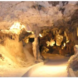 As Cavernas Hato, são cavernas-show acessíveis ao público desde 1991. Essas cavernas de calcário de coral marinho se formaram ao longo de milhões de anos, expostas à corrosão atmosférica e a processos cársticos após a queda do nível do mar. Localizadas na costa norte da ilha, ao norte de Willemstad, as cavernas são organizadas em camadas e terraços, com as Cavernas Hato exclusivamente situadas no terceiro terraço. As cavernas foram habitadas pelos ameríndios Arawaks e índios Caiquetio, que também as utilizavam como locais de sepultamento. Além disso, as cavernas serviram como esconderijos para escravos fugitivos antes da abolição da escravatura.