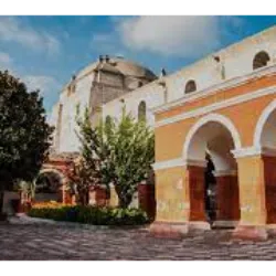 O Mosteiro de Santa Catarina de Siena, também conhecido como Convento de Santa Catarina, localizado em Arequipa, Peru, foi fundado em 1579 e destinava-se às filhas das famílias proeminentes da cidade. Com uma área de 20.426 m², o complexo, construído como uma cidade, passou por reconstruções devido a terremotos. No auge, abrigou cerca de 500 mulheres. Após anos de mistério, parte do convento foi aberta ao público em 1970, atraindo visitantes com renovações, como ruas floridas e afrescos. A arquitetura sólida e soluções arrojadas, juntamente com peças de arte como um altar barroco e pinturas da Escola cusqueña, destacam-se no local. O claustro da beata Sor Ana de los Ángeles é uma atração, e o convento é cercado por um muro de silhares que marca a divisão entre o mundo interno e externo.