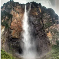 As Angel Falls, também conhecidas como Salto Ángel, são a segunda cachoeira mais alta do mundo, com 978 metros de altura total e uma queda ininterrupta de 807 metros. Localizadas na região de Gran Sabana, Venezuela, próximo ao Auyan-tepui, as cataratas foram nomeadas após o piloto Jimmy Angel, que as descobriu em 1937. A região oferece uma rica diversidade de vida selvagem tropical. Passeios guiados partem da vila de Canaima, proporcionando uma experiência completa de canoagem, caminhadas e observação das cataratas ao longo de dois ou três dias. Essa jornada oferece uma oportunidade única para explorar uma das maravilhas naturais mais impressionantes da Venezuela.