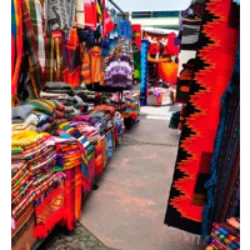 Otavalo, a duas horas de Quito, é uma parada imperdível no Equador, conhecida por sediar uma das maiores feiras indígenas da América do Sul e um dos maiores mercados a céu aberto do mundo. Famosa pelos tecidos e produtos artesanais, a cidade oferece uma experiência única entre suas barraquinhas. Além do movimentado mercado, Otavalo destaca-se pela preservação da tradição e riqueza cultural dos Otavalenhos, que compartilham sua história e costumes. A cidade também oferece atrações como a Laguna Cuicocha, Cascada de Peguche, Laguna San Pablo e o complexo Laguna Mojanda, proporcionando aos visitantes beleza natural e tranquilidade.