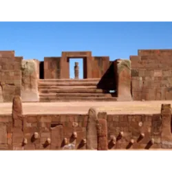 Tiwanaku, também conhecido como Tiahuanaco, é um sítio arqueológico pré-colombiano localizado perto de La Paz, Bolívia. Fundado por volta de 110 DC, atingiu seu auge por volta de 800 DC e entrou em declínio por volta de 1000 DC, possivelmente devido a mudanças climáticas. O local exibe cerâmicas decoradas, estruturas monumentais, como Akapana e Pumapunku, e blocos megalíticos. Tiwanaku teve relações com a cultura Wari, apresentou notável engenharia arquitetônica e desempenhou um papel crucial em rituais religiosos e possíveis observações astronômicas. Apesar dos danos ao longo do tempo, o estudo detalhado começou no século XIX, oferecendo insights sobre essa antiga civilização andina.