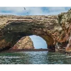 Las Islas Ballestas en Perú, ubicadas cerca de Pisco, son un archipiélago accesible desde el puerto de Paracas. Conocida