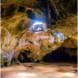 As Cavernas Quadiriki, também chamadas Cavernas Guadirikiri, localizam-se no Parque Nacional Arikok em Aruba, apresentando pinturas rupestres ameríndias. A maior caverna, com cerca de 150 m de extensão, possui duas câmaras iluminadas naturalmente e uma terceira úmida e escura. Estalactites e estalagmites adornam a caverna calcária. Uma caverna menor a leste destaca-se pelas pinturas rupestres. Segundo a lenda local, as cavernas estão vinculadas a uma história mítica de amor trágico entre a filha de um chefe índio e seu amante, ambos com destinos fatídicos dentro das cavernas, ascendendo aos céus através das aberturas no teto.