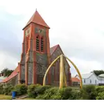 A Catedral de Cristo (Christ Church Cathedral) é uma igreja anglicana localizada em Stanley, a capital das Ilhas Malvinas, um território britânico ultramarino no sul do Oceano Atlântico. A catedral é um dos marcos mais proeminentes e importantes das Ilhas Malvinas. A construção da catedral começou em 1890 e foi concluída em 1892. É uma estrutura de pedra encantadora, projetada no estilo gótico vitoriano. A catedral possui uma torre distintiva e um telhado de ardósia, que se destaca no horizonte da cidade. O interior da Catedral de Cristo é igualmente impressionante, com belos vitrais, madeira trabalhada e detalhes arquitetônicos intricados. 