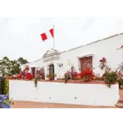 O Museu Larco, em Lima, foi fundado em 1926, abriga mais de 45 mil peças que contam a história peruana pré-colombiana ao longo de 5 mil anos. A disposição cronológica facilita a compreensão das culturas pré-incas e incas, destacando crenças e rituais. Localizado em uma mansão do século 18 sobre uma pirâmide do século 7, o museu oferece uma experiência única. A galeria permanente é dividida em áreas temáticas, incluindo Costa Norte, Costa Central, Costa Sul e Andes. Destaque para animais sagrados, como o condor, puma e serpente. Salas específicas abordam têxteis, joias, sacrifícios e erotismo, proporcionando insights sobre a vida dessas sociedades. O Museu Larco permite aos visitantes explorar depósitos com peças não expostas nas salas principais, uma oportunidade rara.