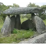 Durante o Neolítico, comunidades antigas adotaram práticas religiosas, incluindo o culto aos astros e ritos funerários. Eles construíram monumentos megalíticos, como antas (túmulos de pedra cobertos por terra, chamados mamoas), menir (pedras verticais isoladas, que tinham associações com fertilidade, culto à natureza e astros como o Sol e a Lua) e cromeleques (círculos de pedras), que tinham propósitos religiosos e cerimoniais. Esses monumentos surgiram na Europa por volta de 7000 a.C.