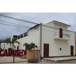 A Destilaria Cadushy, localizada em Bonaire, é uma atração única, abrigando a Experiência Cadushy. Com 1.500 metros quadrados, é a única destilaria em Rincon, oferecendo um tour educativo sobre a produção de seus exclusivos licores, incluindo o Licor de Cacto Cadushy e o premiado Rum Rincon. A experiência inclui degustação de produtos caribenhos holandeses, enfatizando a autenticidade, produção artesanal e sustentabilidade. Com aproximadamente 25.000 visitantes anuais, a Destilaria Cadushy convida os visitantes a explorar o verdadeiro espírito de Bonaire através de sua paixão, produtos exclusivos e lembranças únicas.