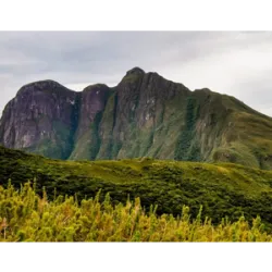 Explore mais sobre O Pico Paraná, com 1.877 metros, é o ponto mais alto do Sul do Brasil e está localizado na..