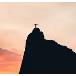 O Cristo Redentor é uma atração icônica do Rio de Janeiro e do Brasil, representando a hospitalidade e a paz. Sua localização privilegiada e vista panorâmica incrível fazem dele um dos pontos turísticos mais visitados e apreciados pelos turistas que visitam a cidade maravilhosa. Além da vista panorâmica e do significado religioso, o local também possui uma estrutura de recepção aos visitantes, com lojas de souvenirs, cafeterias e banheiros. O acesso ao Cristo Redentor é pago, e é recomendado verificar os horários de funcionamento e adquirir os ingressos com antecedência, especialmente durante períodos de alta temporada.