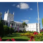 Palacio de los López é um majestoso palácio neoclássico em Assunção, Paraguai, que serve como sede do governo e residência oficial do presidente. Com sua arquitetura imponente e localização central, o palácio é um símbolo do poder e da história do Paraguai. É uma atração turística popular em Assunção, e os visitantes podem fazer visitas guiadas para conhecer a história e a importância do edifício. A praça ao redor do palácio é um local movimentado, onde os visitantes podem passear, relaxar e apreciar a arquitetura deslumbrante.