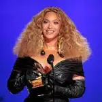 
Em 2013 Beyoncé foi reconhecida pela revista Time como uma das 100 pessoas mais influentes do mundo. A carreira solo da diva texana é bem sucedida. Até o momento, ela já comercializou mais de 118 milhões de álbuns em todo o mundo, com todos seus quatro álbuns dele solo ("Dangerously in love" de 2003, "B?day" de 2006, "I am… Sasha Fierce" de 2008 e "4" de 2011) atingindo a primeira posição nas paradas de sucesso dos Estados Unidos ao serem lançados. Em 2010, a cantora quebrou um recorde para artistas femininas ao vencer seis Grammys em uma única noite. Além disso, ela ainda conta com 17 prêmios somados durante toda a carreira.
