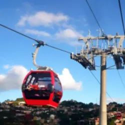 O Teleférico de Caracas é um teleférico que sobe a montanha El Ávila dentro do Parque Nacional El Ávila, em Caracas, Venezuela. Inaugurado em 1955 e fechado na década de 1970, passou por tentativas de reabertura sem sucesso até 2000, quando foi concedido à Empresa Inversora Turística Caracas. Atualmente, com mais de 70 bondes em operação, cobre 3,5 km em 15 minutos. O controle retornou ao governo em 2007, renomeando o parque para "Waraira Repano". O Hotel Humboldt, influenciado pela Bauhaus, reabriu em 2018 após uma restauração de 13 anos. No topo da montanha, há uma passarela com vendedores, quiosques, restaurante, pista de patinação no gelo e vistas da cidade e da costa, frequentemente obscurecidas por nuvens.