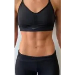 Entenda o que é “barriga sarada”
Músculo abdominal: pode ser fortalecido com exercícios específicos.
Gordura abdominal: cobre os músculos; mesmo abdominal forte, ela precisa ser reduzida para aparecer.
Ou seja, não é só fazer abdominais o dia todo.
Alimentação estratégica
Déficit calórico moderado: gastar mais energia do que consome ajuda a reduzir gordura.
Proteína suficiente: ovos, frango, peixe, tofu — preserva músculo.
Carboidratos e gorduras boas: energia para treinos e hormônios saudáveis.
Evitar ultraprocessados: reduzem inflamação e gordura abdominal.
Dica: pequenos ajustes na alimentação diária somam muito mais que dietas extremas.
Treino inteligente
Musculação: mantém e constrói massa muscular, aumenta metabolismo.
Abdominais: prancha, crunch, elevação de pernas — fortalecem o core.
Cardio moderado ou HIIT: ajuda a queimar gordura, mas não exageros.
O segredo: combinar treino de força + cardio + core, não só abdominal isolado.
Sono e hormônios
Dormir 7–9h regula cortisol, leptina e grelina, hormônios que controlam fome e armazenamento de gordura.
Sem sono, mesmo com treino e dieta, a barriga tende a reter gordura.