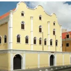 A Sinagoga Mikvé Israel-Emanuel em Willemstad, Curaçao, é a sinagoga mais antiga das Américas, conhecida como Snoa. Fundada na década de 1650 por judeus espanhóis e portugueses, a comunidade Mikvé Israel se uniu a uma dissidência reformista no século XIX, formando a congregação atual em 1964, afiliada ao Judaísmo Reconstrucionista. O edifício atual da sinagoga, adquirido em 1674 e datado de 1730, destaca-se por seu interior semelhante à Sinagoga Portuguesa de Amsterdã. Anexa à sinagoga, o Museu Histórico Cultural Judaico exibe coleções, incluindo réplicas de lápides do cemitério judaico mais antigo no Hemisfério Ocidental, Beit Chaim Bleinheim em Curaçao. Em outras ilhas holandesas, como Sint Eustatius, existem sinagogas históricas, mas não mais em uso.
