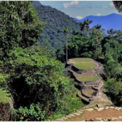 Buriticá 200, conhecida como a "Cidade Perdida," é um sítio arqueológico na Colômbia, situado na Serra Nevada de Santa Marta, com cerca de 32 ruínas em diferentes altitudes. Construído pelos taironas entre os séculos X e XVI, apresenta complexa infraestrutura lítica em terraços adaptados à topografia. Descoberto em 1972, o local foi habitado por até 10 mil pessoas da tribo Tayrona, com sofisticado sistema de drenagem. Saqueado durante a invasão espanhola, artefatos foram restaurados por arqueólogos. Até hoje, apenas 10% do local foi explorado, mantendo sua paisagem quase intocada. O acesso desafiador compreende 1.200 degraus, e após conflitos armados, a área é protegida por uma ONG desde 2009. . Curiosamente, uma demonstração sobre a produção de cocaína no local foi descontinuada após fotos caíram nas mãos dos militares.