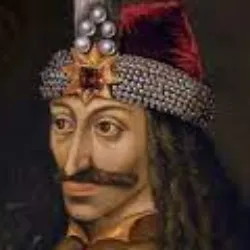 Vlad III, também conhecido como Vlad Tepes, o Empalador, que nasceu na Romênia em 1431. Seu pai, Vlad II, fazia parte da Ordem do Dragão e era famoso por proteger territórios contra o Império Turco. Vlad III cresceu e se tornou um governante cruel, conhecido por empalar seus inimigos em campos de batalha, o que lhe rendeu o apelido. No campo de batalha, ele era capaz de criar cenas de horror, exibindo os corpos dos opositores presos a estaca. Durante sua infância, ele e seu irmão foram entregues como reféns ao sultão Murad I, mas Vlad III voltou à Romênia após a morte de seu pai e entrou em conflito com seu irmão no campo de batalha. Apesar de sua brutalidade, ele é lembrado como um herói nacional na Romênia. A figura histórica de Vlad Tepes se transformou na lenda de Drácula graças ao romance de Bram Stoker, "Drácula", publicado em 1897, que se tornou um ícone do terror.