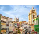 O Pelourinho é um bairro histórico localizado no centro histórico de Salvador, na Bahia, Brasil. É um dos principais pontos turísticos da cidade e é conhecido por sua arquitetura colonial, cores vibrantes, ruas de paralelepípedos e seu rico patrimônio cultural. O nome "Pelourinho" refere-se a uma coluna de pedra onde eram realizadas punições públicas durante o período colonial. No entanto, atualmente, o termo é usado para se referir ao bairro como um todo. É um local de grande importância histórica, pois foi o centro da vida política, social e cultural da cidade durante os séculos XVI a XIX. Suas ruas estreitas e encantadoras estão repletas de casarões coloniais coloridos, igrejas antigas, praças, museus, restaurantes, lojas de artesanato e espaços culturais.