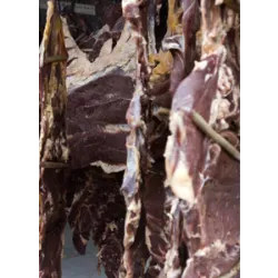 A salga é uma técnica milenar usada para conservar carnes e peixes antes da refrigeração. O sal reduz a umidade do alimento, impedindo a proliferação de bactérias. Como funciona: O sal atua por osmose, retirando a água dos tecidos do alimento e criando um ambiente desfavorável aos microrganismos. Origem histórica: Utilizada por egípcios, romanos e povos asiáticos, a salga foi essencial para viagens, guerras e períodos de escassez. O sal chegou a ter valor econômico comparável ao ouro. Exemplos famosos: Bacalhau salgado (Portugal) Charque e carne-seca (Brasil) Anchovas salgadas (Itália) Receita tradicional – Carne-seca simples Ingredientes: 1 kg de carne bovina (patinho ou coxão duro) Sal grosso Modo de preparo Corte a carne em tiras grossas e cubra totalmente com sal grosso. Coloque em um recipiente, cubra e deixe descansar por 24 horas na geladeira. Escorra o líquido, pendure ou deixe em local ventilado por 2 a 3 dias para secar. Antes de consumir, dessalgue em água por algumas horas.