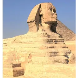 Origem da Esfinge
A Grande Esfinge de Gizé, localizada próxima às pirâmides de Quéops, Quéfren e Miquerinos, é uma das mais antigas e icônicas esculturas do Egito.
Acredita-se que tenha sido construída durante o Reinado do faraó Quéfren (c. 2.500 a.C.).
Possui corpo de leão e cabeça humana, possivelmente representando o próprio faraó ou uma divindade protetora.
Propósito original
O propósito da Esfinge ainda gera debate entre historiadores, mas as principais teorias incluem:
Guardião espiritual das pirâmides: Protegia o complexo funerário dos faraós, simbolizando força e vigilância.
Representação de poder e divindade: Mistura de humano e leão simbolizava sabedoria e força do faraó.
Relação com culto solar: A Esfinge estava alinhada com o nascer do sol durante certos períodos do ano, sugerindo conexões religiosas com o sol.

A Esfinge é esculpida em um único bloco de pedra calcária, com cerca de 73 metros de comprimento e 20 metros de altura.
Sua face apresenta traços humanos, mas com desgastes ao longo de milhares de anos, o que ainda gera debates sobre quem exatamente ela representa.