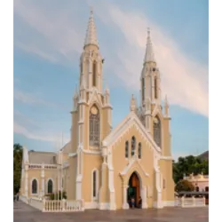 A Basílica de Nossa Senhora de El Valle, uma basílica neogótica em El Valle del Espíritu Santo, Margarita, Venezuela, homenageia a Virgen del Valle. Fundada como San Nicolás de Bari, foi declarada Basílica de Nueva Esparta em 1955. Suas festividades incluem eventos em setembro e dezembro, marcados pela descida e ascensão da Virgem, respectivamente. O edifício passou por várias modificações desde sua origem, sendo declarado Basílica Menor pelo Papa João Paulo II em 1995.