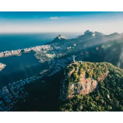 1º de março é aniversário do Rio de Janeiro, em homenagem à data de fundação da cidade, que ocorreu em 1º de março de 1565. A cidade foi fundada por Estácio de Sá, um donatário português, que escolheu a localização na Baía de Guanabara, onde se estabelece um forte para proteger a nova colônia de ataques indígenas e de outras nações europeias. Originalmente, a cidade foi chamada de "São Sebastião do Rio de Janeiro", em homenagem a São Sebastião, o santo padroeiro da cidade, e em virtude do rio que os exploradores portugueses encontraram na época da sua chegada, que, na verdade, era a Baía de Guanabara. A celebração inclui diversas festividades, eventos culturais, shows e atividades que buscam ressaltar a riqueza histórica e cultural da cidade. As comemorações costumam incluir desfiles, apresentações de samba, e eventos que destacam a música, a dança e a culinária locais.