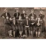 Nettie J. Honeyball, uma mulher corajosa de Londres, formou o British Ladies Football Club em 1894, sendo a primeira equipe de futebol feminino da história. Apesar das dificuldades e desafios da época, 30 mulheres responderam ao anúncio dela e começaram a treinar com determinação. A presença de Lady Florence Dixie como presidente fortaleceu ainda mais o time. Essa equipe pioneira marcou um momento histórico na luta pela igualdade de gênero no esporte, inspirando futuras gerações de jogadoras e defensoras da igualdade no futebol feminino.