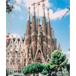 A Sagrada Família é uma icônica basílica localizada em Barcelona, Espanha, e é considerada uma das obras-primas do arquiteto catalão Antoni Gaudí. Sua construção teve início em 1882 e ainda está em andamento, com previsão de conclusão para as próximas décadas. A fachada da basílica apresenta detalhes ornamentais intricados, esculturas representando cenas bíblicas e torres altas que se elevam no céu. O interior da Sagrada Família é igualmente impressionante, com uma nave central espaçosa, colunas que se assemelham a troncos de árvores e uma luz natural deslumbrante que entra pelos vitrais coloridos. O projeto de Gaudí para a basílica também inclui a construção de três fachadas adicionais, cada uma com seu próprio significado simbólico: a Fachada do Nascimento, a Fachada da Paixão e a Fachada da Glória.