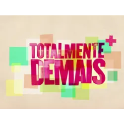 Totalmente Demais é uma telenovela brasileira da TV Globo, transmitida de novembro de 2015 a maio de 2016 em 175 capítulos. A trama, uma adaptação da peça teatral "Pigmalião" de George Bernard Shaw, foi livremente baseada na obra e escrita por Rosane Svartman e Paulo Halm. A história acompanha Eliza, uma jovem pobre que foge de casa para escapar do padrasto abusivo. Ela se envolve em um concurso de modelos, tornando-se alvo de uma disputa entre a editora arrogante Carolina e Arthur. O enredo também aborda relacionamentos complicados, incluindo o casamento falido de Germano e Lili, a rivalidade entre as irmãs Cassandra e Débora, e a reviravolta com o retorno de Sofia, filha de Germano e Lili, anteriormente considerada morta. O elenco inclui Marina Ruy Barbosa, Fábio Assunção, Juliana Paes, Felipe Simas, Humberto Martins, Vivianne Pasmanter, Daniel Rocha e Juliana Paiva.