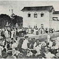 O marco inicial das escolas de samba como as conhecemos hoje ocorreu em 1928, com a fundação da primeira escola de samba oficial, a Deixa Falar, por Ismael Silva, no bairro do Estácio. A Deixa Falar foi a precursora do desfile de escolas de samba durante o Carnaval carioca. Com o passar dos anos, as escolas de samba se organizaram cada vez mais, desenvolvendo estruturas administrativas, como diretorias, departamentos de harmonia, bateria, alas e fantasias. As competições durante o Carnaval se tornaram o ponto alto do ano para essas escolas, que passaram a desfilar na Avenida, mostrando suas habilidades artísticas e culturais.