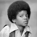 O famoso grupo Jackson 5, liderado por Michael Jackson, teve um grande sucesso durante os anos 70. O famoso cantor e dançarino encantou o público com sua presença vibrante, além de voz e passos inovadores de dança. No entanto, Michael também teve que enfrentar a pressão e os abusos do seu pai, Joe Jackson. O cantor lembrava com tristeza do seu pai, que faleceu em 2018, aos 89 anos.
A mãe de Michael, Katherine Jackson, tem 92 anos de idade e mora atualmente em Indiana.
