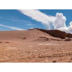 O Deserto de Atacama, no norte do Chile, é o deserto mais alto e seco do mundo, estendendo-se por cerca de 1.000 km. Devido à sua altitude, raramente chove na região. Composto por terreno pedregoso, lagos de sal e areia, o deserto abrange aproximadamente 105 mil quilômetros quadrados. As temperaturas variam de 0 °C à noite a 40 °C durante o dia. São Pedro de Atacama, a 2.400 metros de altitude, é uma cidade isolada considerada um oásis e um ponto de encontro para diversos viajantes. A região preserva um valioso legado arqueológico e apresenta arte rupestre pré-colombiana, além de ruínas notáveis, como as Vivendas Circulares de Tulor e as pukaras em Quitor e Lasana.