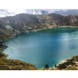 Quilotoa é um lago de cratera e o vulcão mais ocidental dos Andes equatorianos, formado há cerca de 800 anos por uma erupção catastrófica. A caldeira, resultante do colapso do vulcão dacito, abriga um lago verde de 250 metros de profundidade, com fumarolas no fundo e fontes termais no flanco leste. O acesso à pequena cidade de Quilotoa, nas proximidades, é geralmente feito por meio de caminhão ou ônibus alugado. Os visitantes pagam uma taxa de entrada, e atividades incluem caminhadas ao redor da caldeira. A vila de Quilotoa é um ponto de partida para a "Travessia de Quilotoa", uma rota de caminhada de vários dias entre vilas no Loop Quilotoa.