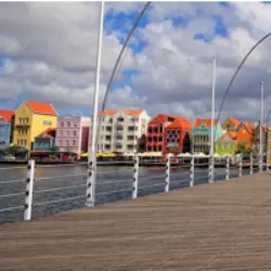 A Ponte Rainha Emma em Curaçao é uma ponte flutuante que liga os distritos de Punda e Otrobanda em Willemstad. Batizada em homenagem à Rainha Emma de Waldeck e Pyrmont, a ponte é articulada e abre para permitir a passagem de navios. Construída em 1888 e renovada várias vezes, é conhecida localmente como "Velha Senhora Balançante". Originalmente com pedágio, agora é usada apenas por pedestres, com balsas gratuitas quando a ponte se abre. O tráfego motorizado foi interrompido em 1974.