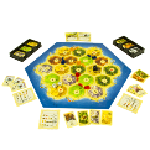 Catan é um jogo de tabuleiro estratégico criado por Klaus Teuber em 1995. O jogo se passa na ilha fictícia de Catan, onde os jogadores são colonos em busca de construir e desenvolver suas colônias. O objetivo principal é ser o primeiro a alcançar um certo número de pontos de vitória. Os pontos de vitória são obtidos construindo estruturas, como vilas e cidades, e desenvolvendo rotas comerciais. O tabuleiro é composto por hexágonos que representam diferentes tipos de terrenos, cada um com um número de 2 a 12, indicando a probabilidade de obtenção desse número ao rolar os dados.Durante o turno, os jogadores coletam recursos com base nos números rolados e nas colônias adjacentes aos terrenos que produzem esses recursos. Os recursos incluem madeira, tijolos, trigo, lã e minério, que são usados para construir estruturas e fazer trocas com outros jogadores.