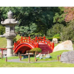 O Jardim Japonês de Buenos Aires, construído em 1967 durante a visita do príncipe-herdeiro do Japão, está localizado no Parque Três de Fevereiro, em Palermo. Gerenciado pela Fundação Cultural Argentino-Japonesa, o espaço público, embora pago, financia a manutenção do Complexo Cultural e Ambiental Jardim Japonês. O jardim destaca-se por sua harmonia e equilíbrio, simbolizados por pontes como a Puente de Dios e a Puente Truncado. Além de árvores nativas e plantas japonesas, o local possui um lago com carpas coloridas e figuras com estilo samurai.