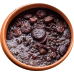 A feijoada destaca-se como a principal iguaria típica do Rio de Janeiro, sendo apreciada em todo o Brasil e facilmente encontrada em diversos bairros cariocas. Os ingredientes seguem receitas tradicionais, combinando feijão (geralmente preto), carne seca, charque, paio, carnes de porco salgadas (pé, rabo, orelha e costela), acompanhados de arroz branco, farofa, couve refogada e fatias de laranja. A feijoada tornou-se praticamente sinônimo de descontração, associada à caipirinha e cerveja gelada. Para uma harmonização contrastante, recomenda-se exemplares de vinhos brancos e espumantes com boa acidez e frescor, capazes de equilibrar a gordura das carnes e do feijão, preparando o paladar para cada garfada subsequente.