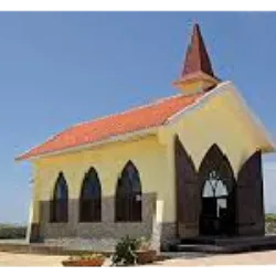 A Capela de Alto Vista, no nordeste remoto de Aruba, é um importante local espiritual para os católicos locais. Construída originalmente em 1750, a capela atual foi reconstruída na década de 1950. Ao longo do caminho até a capela, observam-se cruzes brancas representando a Via-Crúcis. Com uma fachada modesta e interior simples, os visitantes podem apreciar as vistas costeiras e participar das missas em papiamento nas noites de terça-feira. As árvores divi-divi nas proximidades servem como "bússolas naturais". A entrada é gratuita, e recomenda-se vestimenta discreta e respeito ao local de adoração.