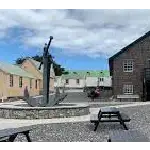 O Falkland Islands Museum está localizado no centro de Stanley, facilitando o acesso aos visitantes. Sua equipe é dedicada em fornecer informações e orientações aos visitantes, tornando a experiência de aprendizado o mais enriquecedora possível. Para os interessados em mergulhar na história e cultura das Ilhas Malvinas, o Falkland Islands Museum é uma parada imperdível. Ele oferece uma perspectiva abrangente e informativa sobre a história e a vida nas ilhas, fornecendo uma compreensão mais profunda desse território único no sul do Oceano Atlântico.