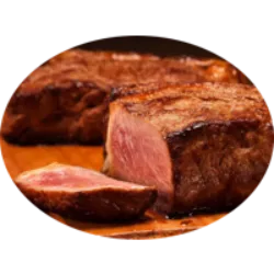 O Bife de Chorizo é um famoso corte argentino, extraído da parte dianteira do contrafilé, conhecido por sua maciez e sabor único. Com uma camada generosa de gordura na lateral, mantém a suculência durante o cozimento. Também chamado de New York Steak ou Striploin, o chorizo é ideal para grelhar ou assar, preservando sua textura mesmo em métodos alternativos. Com aproximadamente 400 gramas, é apreciado por sua qualidade, sendo valorizado na Argentina pela baixa movimentação do gado, que contribui para a textura suave da carne.