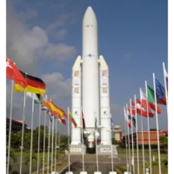 O Centro Espacial da Guiana (CSG) é uma base de lançamento espacial francesa e da ESA localizada na Guiana Francesa. Em operação desde 1968, destaca-se por sua localização geográfica próxima ao equador e pela segurança proporcionada pelo mar aberto a leste. A ESA, CNES, Arianespace e Azercosmos realizam lançamentos em Kourou, compartilhado desde 1975. A segurança é garantida militarmente, e durante os lançamentos, as Îles du Salut, incluindo a Ilha do Diabo, são evacuadas. O CSG foi ocupado brevemente em 2017. Além disso, o local abriga as Îles du Salut, ex-colônia penal e destino turístico. O primeiro lançamento ocorreu em março de 1970, com o Diamant-B lançando os satélites DIAL/MIKA e DIAL/WIKA.